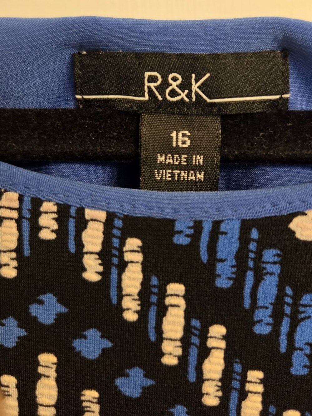 Stylish R&K Dress - Picture 2 of 4